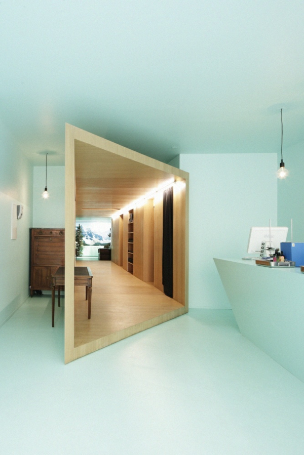 модерен интериорен дизайн цветова схема мента зелена стена боя дървени мебели огледало