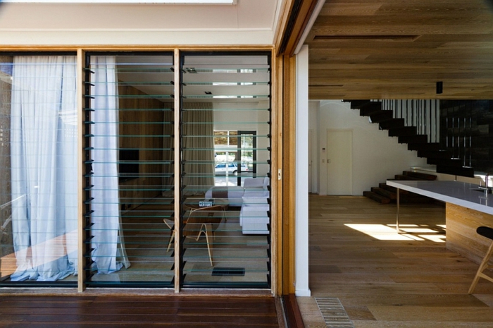 铺设木天花板的现代室内设计木地板开放生存空间