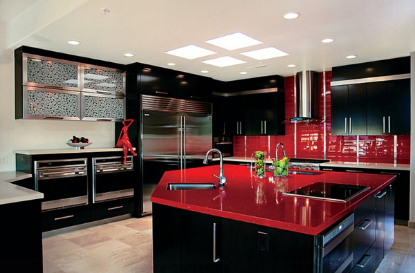 cuisine dans les meubles de cuisine noir et rouge