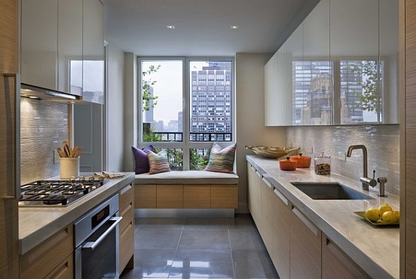 现代化的小厨房设计了靠窗靠垫的座位