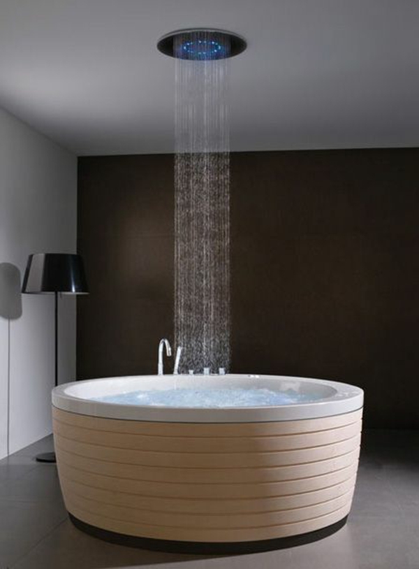 moderne frittstående badekar dusj