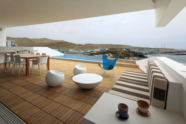 modern terras design afbeeldingen voorbeelden designer lounge meubilair houten vloer zwembad