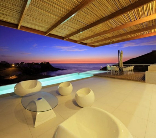 terrasse moderne design tabouret futuriste piscine coin salon