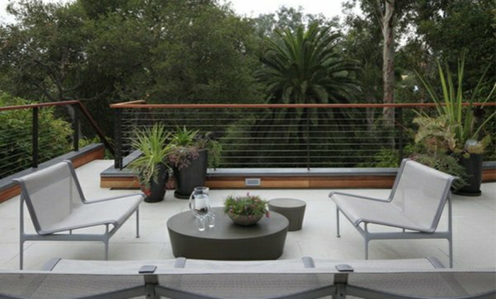 modernios terasos idėjos pavyzdžiai poilsio baldai balkono augalai