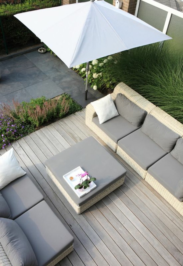 moderne patio design ideeën voorbeelden lounge meubilair rotan hout parasol