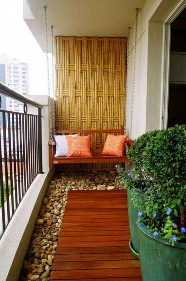 модерен вътрешен двор дизайн камъчета дървени настилки засаждане възглавници възглавници