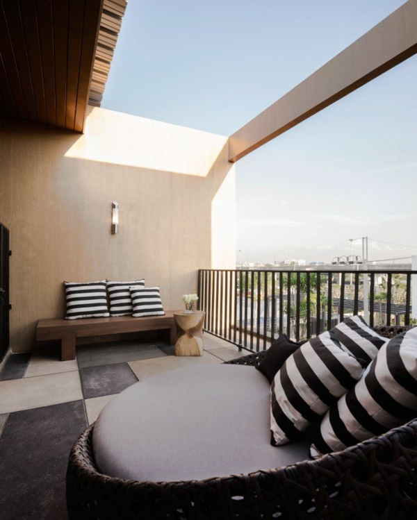 šiuolaikiškas terasas dizainas mažas balkonas dryžuotas pagalvėlės dizaino idėjos pinti baldai