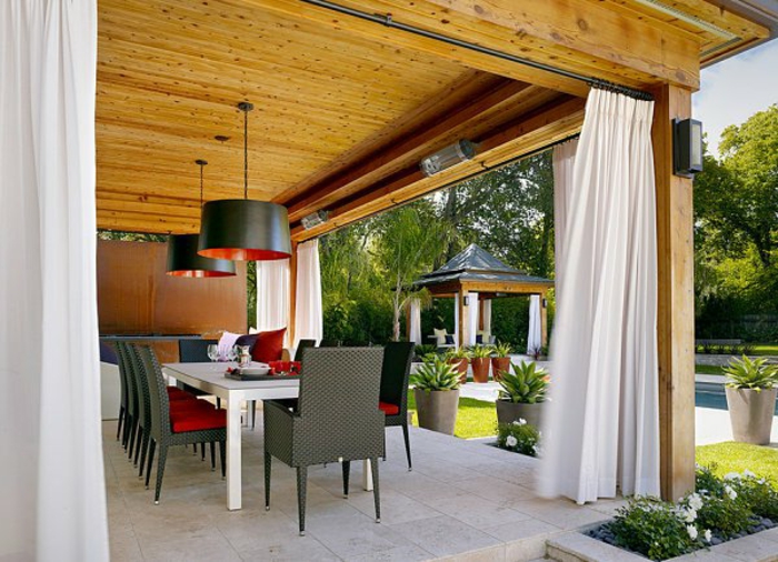 terasy nápady terasa zastřešení dřevěné závěsy salonek nábytek