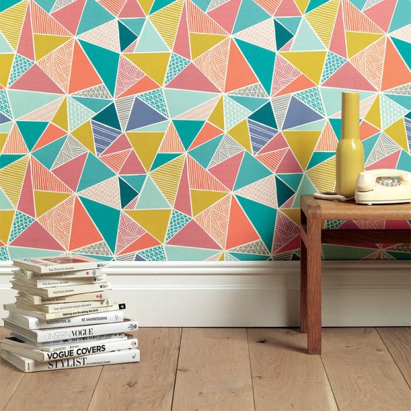 modern muurontwerp met behang gekleurde muur ontwerp driehoeken