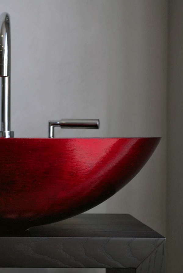 现代水槽在红色设计浴室中设置