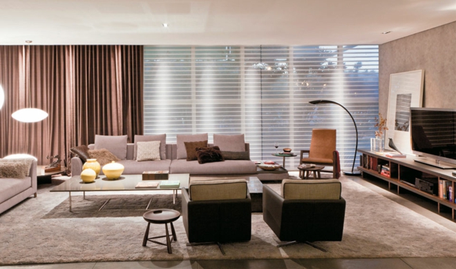 moderní domů stěna obývací pokoj vybavení nábytek barevné schéma béžové hnědé závěsy nápady