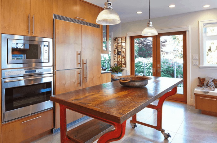 šiuolaikinė virtuvė su virimo sala ant ritininių mobiliųjų virtuvės baldų