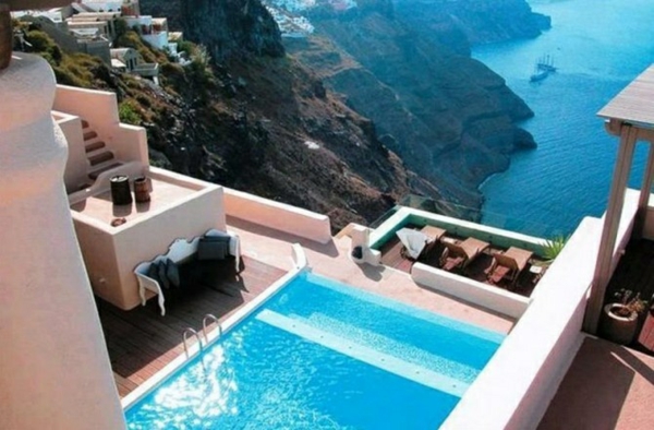 现代阳台别致的游泳池躺在住宅的想法