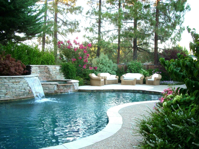 modern tuin zwembad waterval koel tuinmeubilair
