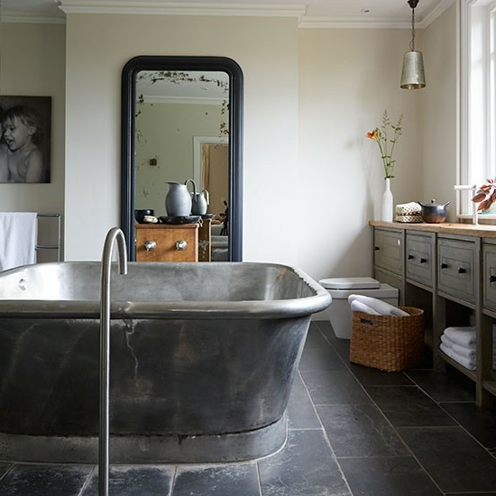 baie modernă ornamentată cu cadă ambiente vintage