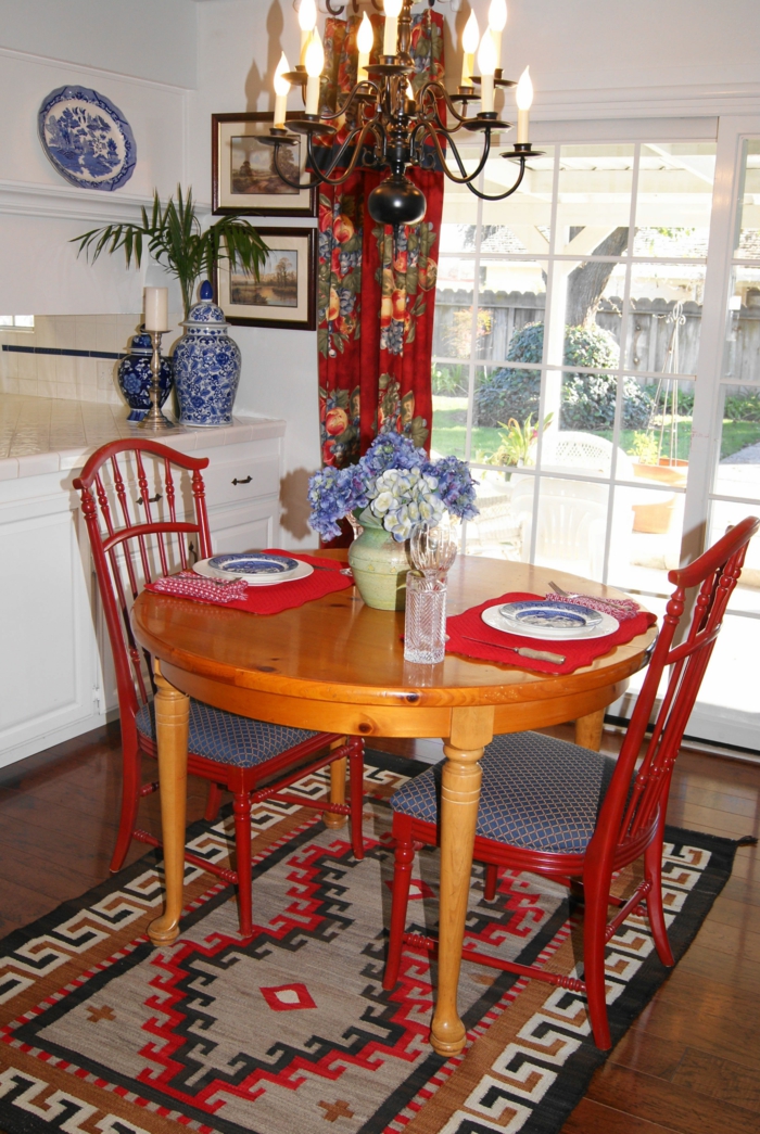 модерна трапезария малка стая килим декорация цветна маса