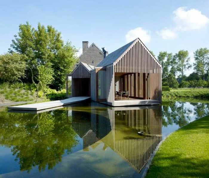 Μοντέρνο σπίτι χτίζει λίμνη τοπίου φύση