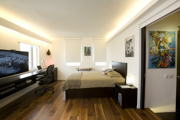 moderne jeugdkamer ingericht met houten vloeren en plafondverlichting