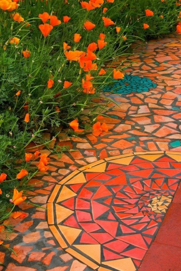 ψηφιδωτό μονοπάτι κήπου με ζεστά χρώματα πορτοκαλί λουλούδια