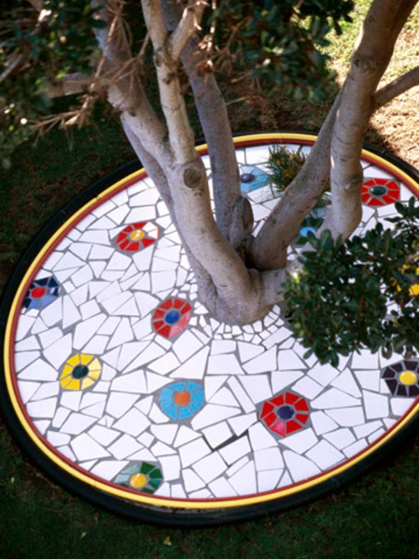 mosaickrei azulejos blanco rojo amarillo verde árbol jardín deco