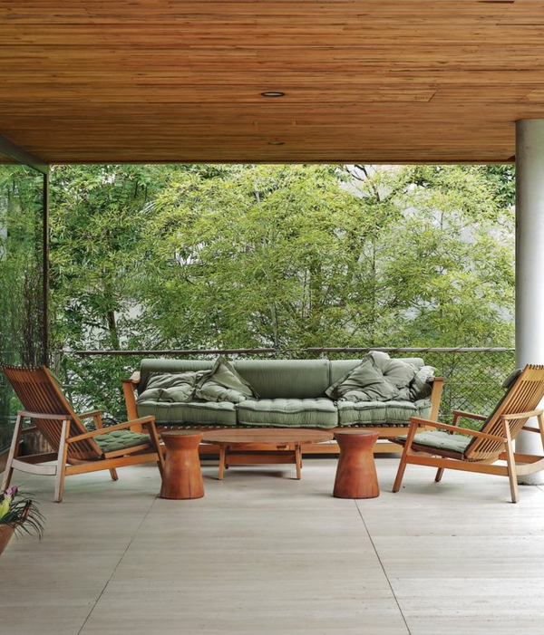udržitelná architektura terasa příklady designu dřevěný nábytek dřevěné zastřešení