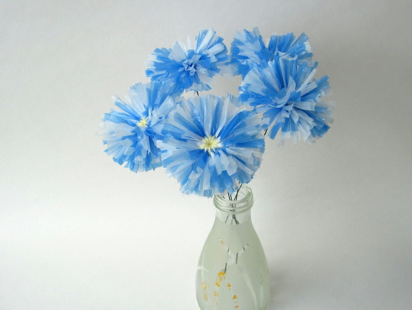 Bærekraftig forbruk av delikate blå blomstrete plastposer