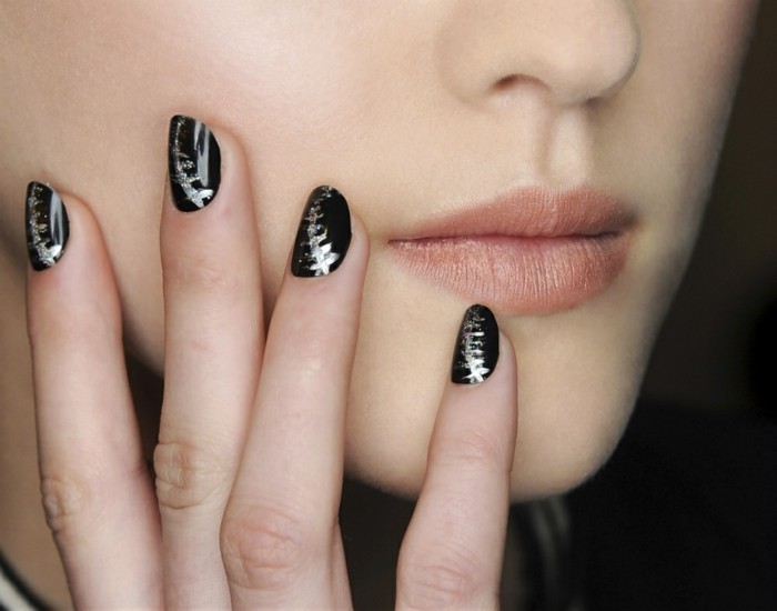 diseño de uñas otoño negro esmalte de uñas acentos de plata
