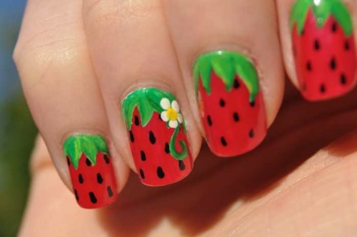 idées de conception d'ongles pour le motif de fraises d'été