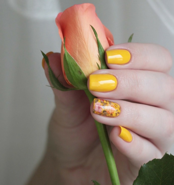 nehty design nápady podzim žlutá lak na nehty svěží vzor