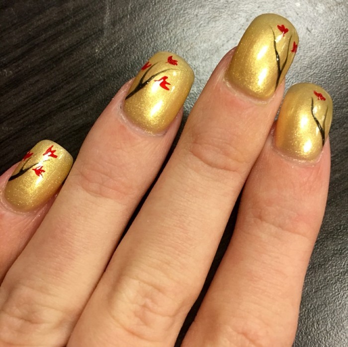 nehty design nápady podzimní zlaté nehty lesk květinové prvky