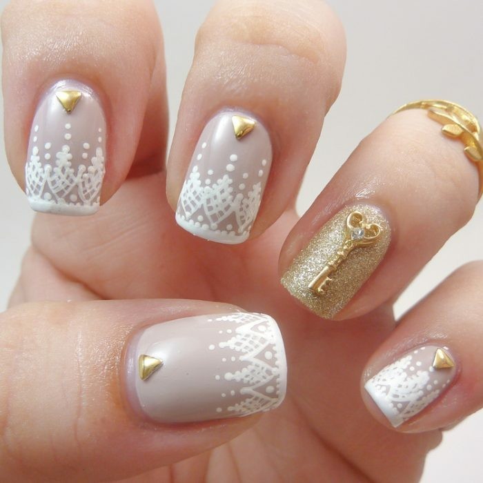 nagel ontwerp met gouden glitter witte sis nagellak gouden sleutel