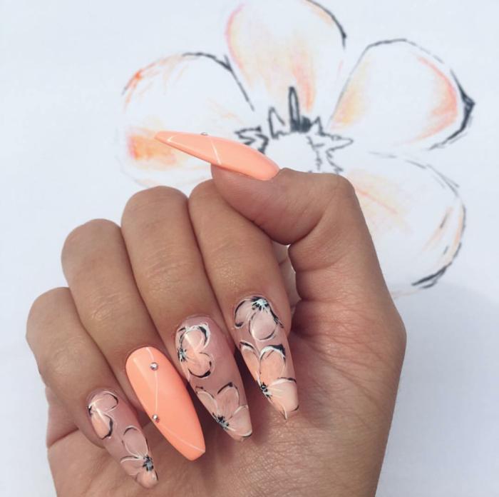 指甲设计夏季新鲜花卉图案在桃色的颜色