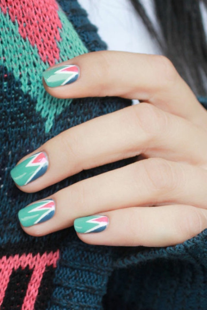 ongles design géométriques d'été dans des couleurs pastel
