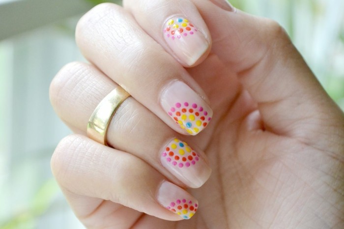 negle design sommer manicure med farvede prikker