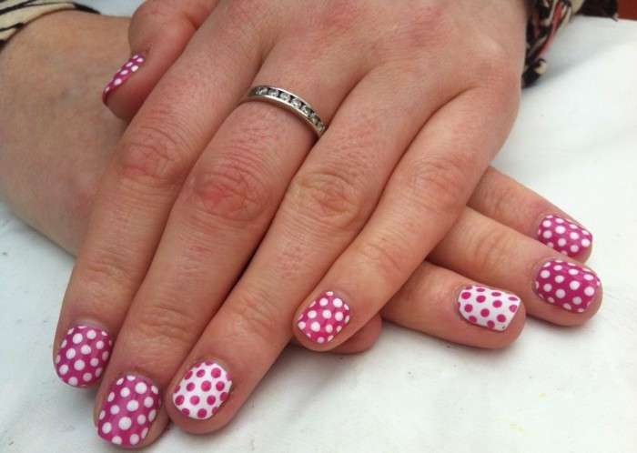 Nail design sommer polka dot mønster gir et sterkt inntrykk
