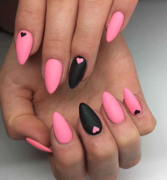 nail design rose d'été avec une combinaison noire