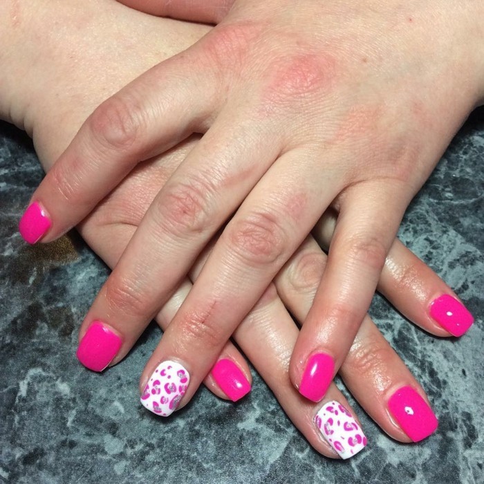 Nail design sommer rosa og hvitt mønster