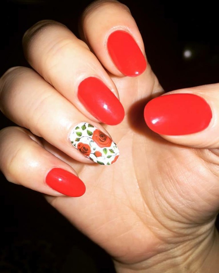 nehty design letní červený lak na nehty s květinovými motivy