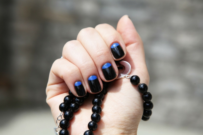 ιδέες βερνίκι νυχιών μαύρο μπλε συνδυασμό χρώματος κομψό