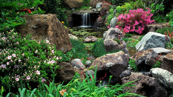 естествени камъни градина езерце водни растения водопад