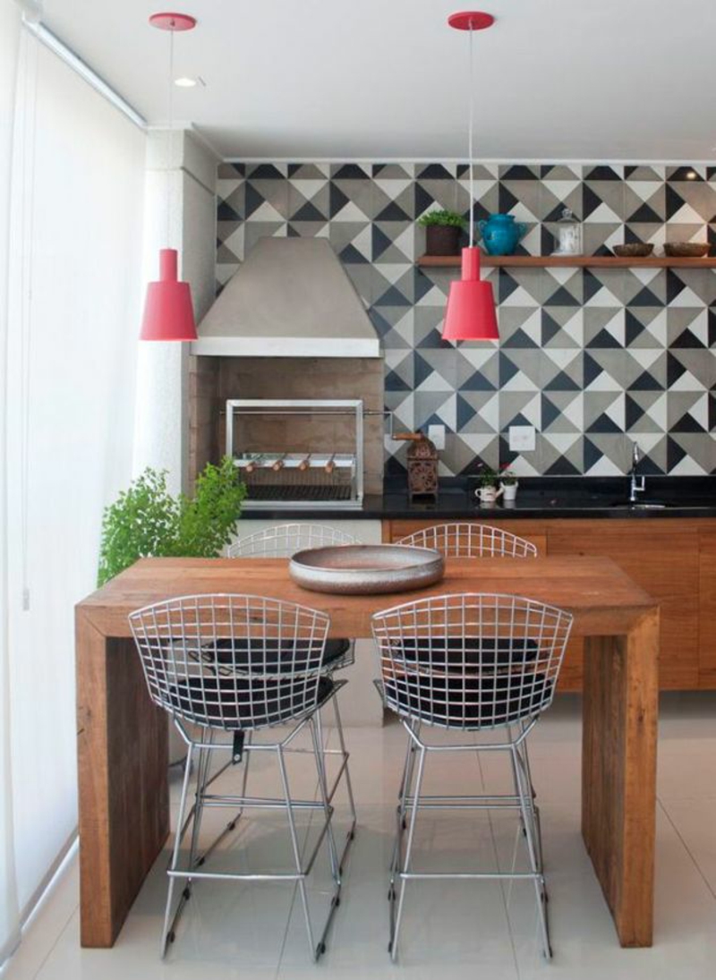 nieuwe woontrends keuken met eethoek houten meubelen behangpatroon