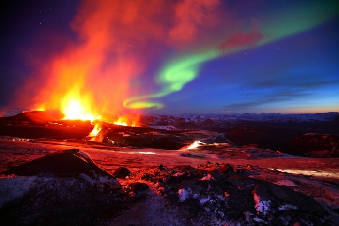 paisaje de Islandia del volcán de la luz del norte