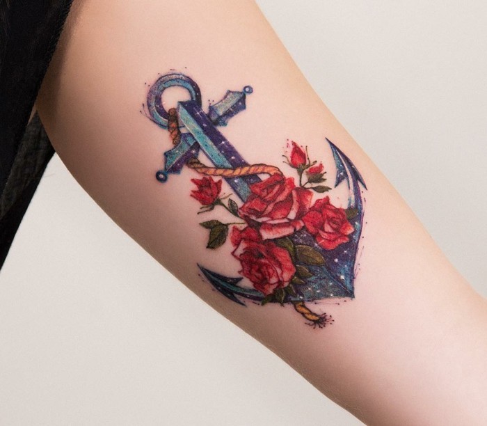 bovenarm tattoo vrouwen anker motief