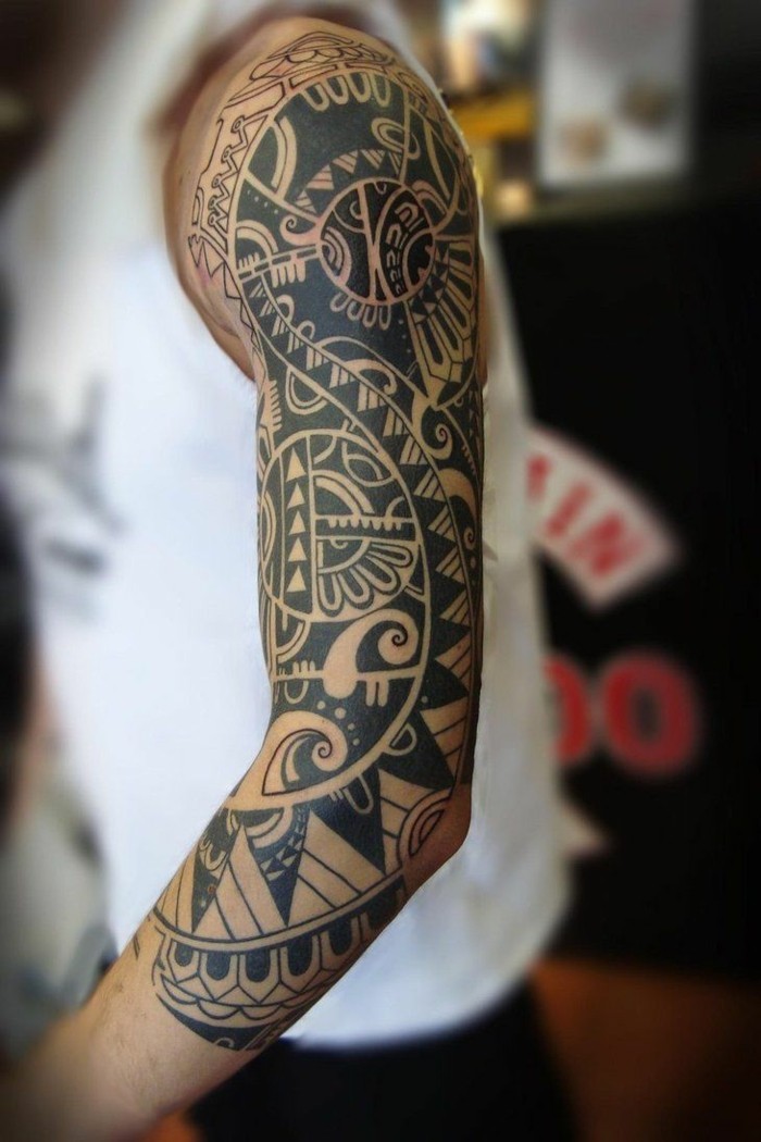 øvre arm underarme tatovering maori motiver