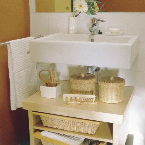 atviri stalčiai mediena šviesos idėja vonios kambarys