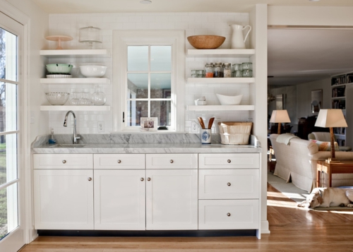 étagères de cuisine ouverte comptoir de marbre symétrique