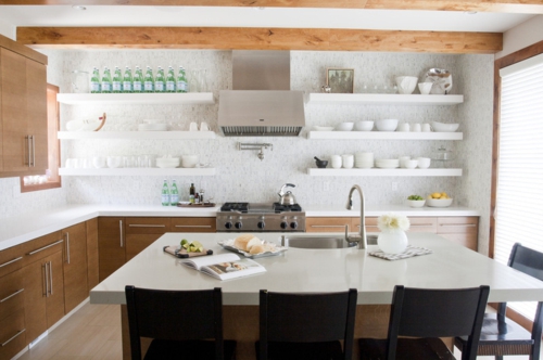 étagères de cuisine ouvertes et poutres de plafond en bois clair