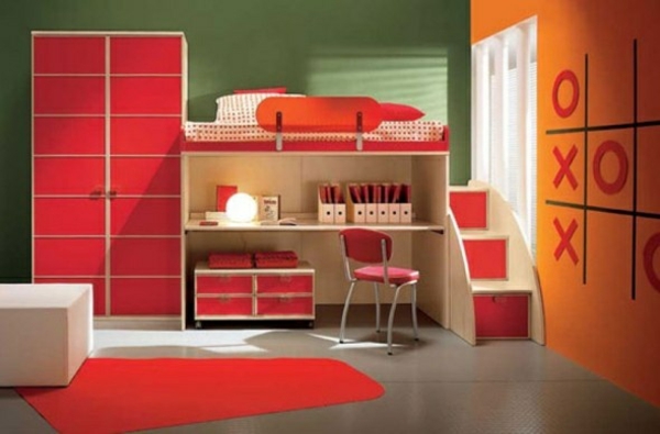 orange rødt interiør i ungdomsrommet skrivebordsseng
