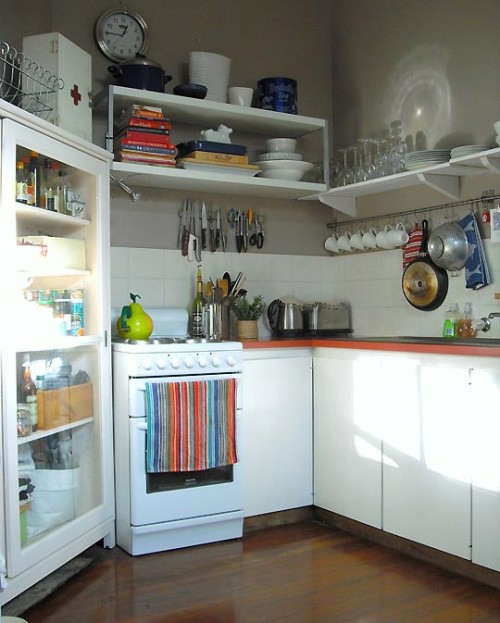 布置厨房扶手墙壁架子紧凑小厨房