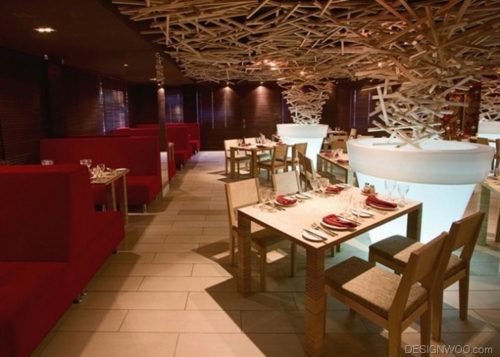 originele plafondpanelen hangende houten structuur eettafels restaurant